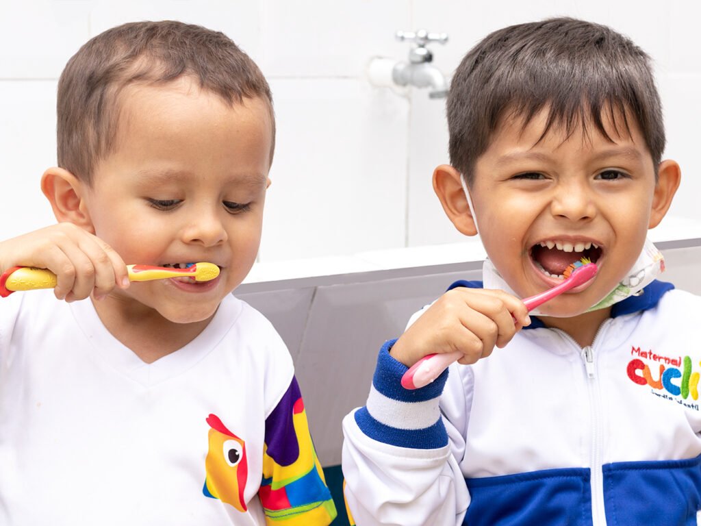 Niños lavando sus dientes luego de tomar su alimentación en Cuclí