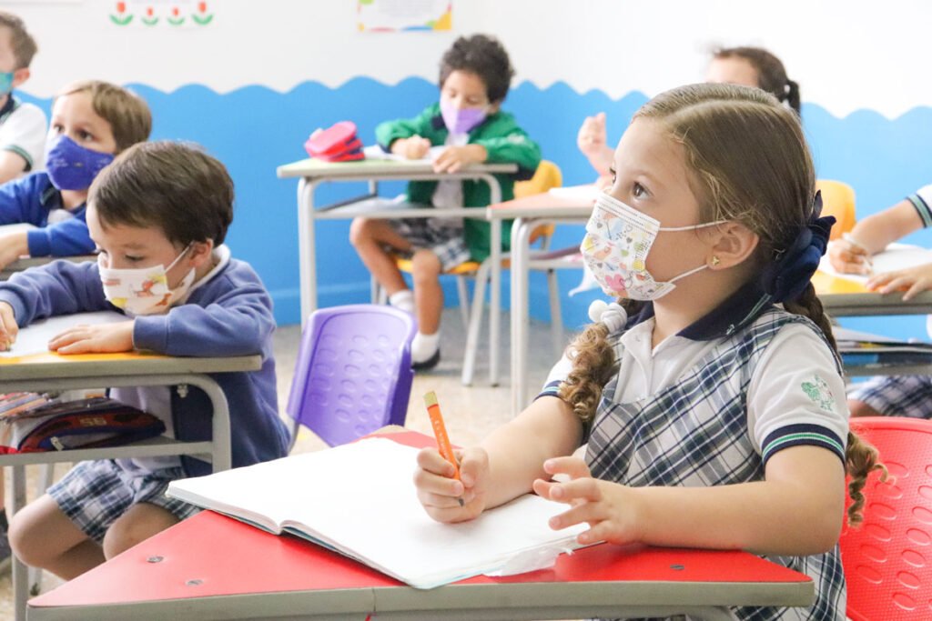 Estudiantes de preescolar en su aula de clases en Cuclí